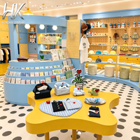 Vitrine murale écologique personnalisée avec barres de suspension et étagères lumineuses à LED pour sacs et rangement de peluches pour les magasins de jouets pour enfants