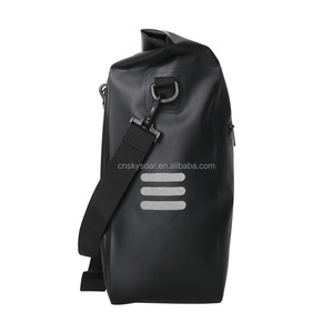 Sacoche de vélo <span class=keywords><strong>VTT</strong></span> étanche fournisseur OEM, bâche en PVC 15L, sac de vélo à toit roulant, sac de porte-bagages arrière <span class=keywords><strong>pour</strong></span> vélo d'extérieur, sac à bandoulière - Product Image 3