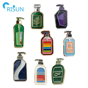 Épinglette en émail personnalisée avec logo, <span class=keywords><strong>flacon</strong></span> <span class=keywords><strong>de</strong></span> gel douche, produits <span class=keywords><strong>de</strong></span> <span class=keywords><strong>toilette</strong></span>, épinglette en émail, cadeaux promotionnels, badge, broche - Product Image 1