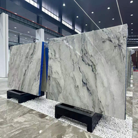 Dalles de marbre blanc camouflage - Polies naturellement, pour projets d'intérieur modernes et luxueux, veines grises et noires, durables, écologiques, garantie 5 ans