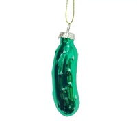 Kerstboomversieringen van groene komkommerglas, groene hangende figuurtjes, decoraties, kerstcadeaus
