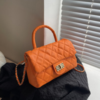 Sac bandoulière pour femme avec broderie motif losanges et chaîne, nouvelle collection été 2024, mini sac carré texturé tendance à sangle unique