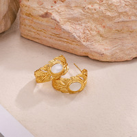 Anting-anting emas wanita grosir model lingkaran C, motif urat daun, ukiran terbuka, cabochon putih, vintage, unik, perhiasan stainless steel