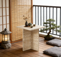Dalles de travertin beige affiné, blocs de marbre naturel pour tables basses géométriques carrées et tables d'appoint modernes sur socle