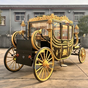 Calèche royale électrique noire dorée avec ornements dorés, fenêtres fermées, chariot de tourisme vintage pour visites de châteaux - Product Image 3