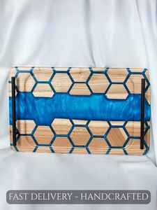 Bandeja de Servicio de Resina Hecha a Mano con Elegantes Diseños y Madera Resistente, Perfecta para Servir Aperitivos y Bebidas - Product Image 4