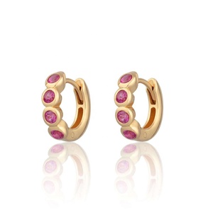 LOZRUNVE Italiano Pequeño Bisel Color Rubí CZ Huggie Pendientes de aro Joyas 925 Plata - Product Image 3