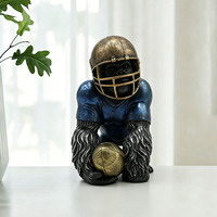 Sculpture d'athlète King Kong peinte à la main, personnalisée et créative, en résine polymère, statue de gorille avec ballon de rugby pour la décoration de la maison ou du bureau