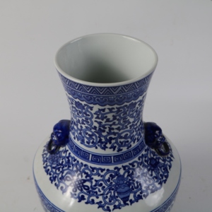 Jarrón de Porcelana de Jingdezhen Pintado a Mano, Estilo Chino Azul y Blanco, Diseño Art Deco con Asas de León, Adorno Decorativo, Regalo - Product Image 3