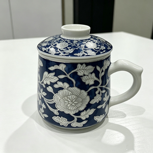 Tasse en céramique avec couvercle et infuseur, motif floral bleu et blanc, style chinois traditionnel, pour la maison, le bureau, ou comme cadeau - Product Image 1