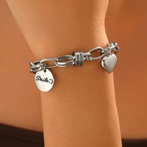 Bracelet à breloque cœur géométrique au design minimaliste pour femme, en acier inoxydable plaqué or 18 carats, chaîne épaisse, cadeau tendance et à la mode - Product Image 4