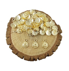Dijes de filigrana en forma de flor pequeña, accesorios y componentes de joyería chapados en oro - Product Image 2