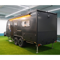 Caravane tout-terrain de 19 pieds avec lit pliable, lit double queen et patio arrière en norme australienne avec balcon sur le pont arrière