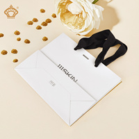 Sac de luxe écologique en papier enduit estampillé de feuille d'argent fait à la main personnalisé porte-vêtements de qualité supérieure pour vêtements chaussettes Premium