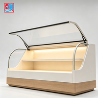 Vitrine à gâteaux en verre courbé avec base en bois sur mesure pour boulangerie