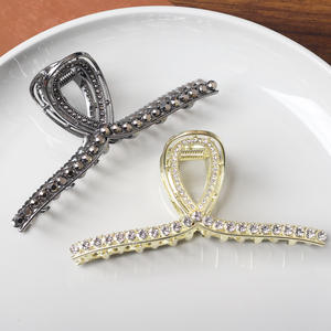 Pince à cheveux requin moderne en métal ornée de strass brillants, grande taille, maintien robuste, accessoire en alliage durable - Product Image 1