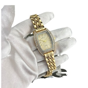 Montre à quartz pour femme en forme de tonneau, sertie d'émeraudes et de diamants, montre numérique tendance - Product Image 1