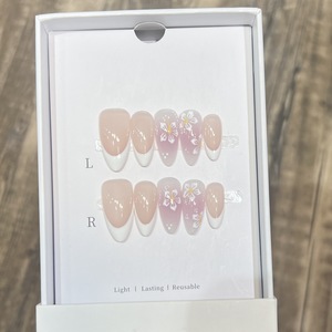 <span class=keywords><strong>Uñas</strong></span> Postizas Blancas Simples <span class=keywords><strong>con</strong></span> Diseño Minimalista de <span class=keywords><strong>Pequeñas</strong></span> <span class=keywords><strong>Flores</strong></span> Pintadas a Mano en Francés Blanco, Hechas a Mano, para Exportación - Product Image 3