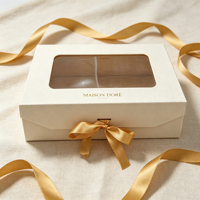 Boîte cadeau pliante élégante blanc cassé avec fenêtre transparente en PVC et nœud en ruban doré, logo personnalisé pour l'emballage de produits cosmétiques et cadeaux