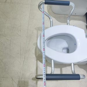 مقعد مرحاض مرفوعة مع مسند ذراع لكبار السن - Product Image 4