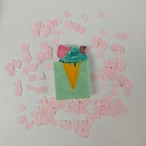 Jabón hecho a mano con temática <span class=keywords><strong>de</strong></span> helados con manteca <span class=keywords><strong>de</strong></span> karité <span class=keywords><strong>de</strong></span> <span class=keywords><strong>aceite</strong></span> <span class=keywords><strong>de</strong></span> oliva y extracto <span class=keywords><strong>de</strong></span> fresa Barra <span class=keywords><strong>de</strong></span> jabón <span class=keywords><strong>de</strong></span> regalo divertida e hidratante - Product Image 4