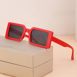 Lunettes de soleil carrées rouges pour femmes, protection UV400, matériau PC, lunettes de soleil de voyage à la mode - Product Image 2