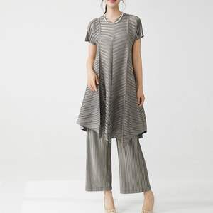 Conjunto de Dos Piezas de Verano para Mujer, Top Texturizado con Cuello de Lazo Casual Dorado Plisado y Pantalones Anchos - Product Image 4