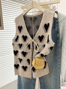 Chaleco de punto sin mangas con cuello en V y lazo frontal para mujer, estampado de corazones negros, estilo suelto, ideal para otoño e invierno, chaleco dulce y casual para capas. - Product Image 3