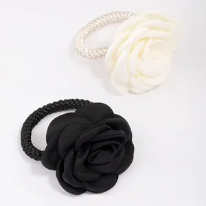 Mädchen schöne individuelle schwarze und elfenbeinfarbene rosette rose blumen Haarschlips