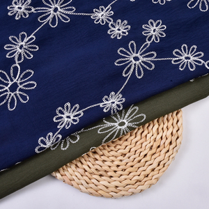 Tissu en polyester 100% doux et lisse, à motif floral, tissé et brodé, pour robe de femme, fabrication ODM/OEM CEY - Product Image 1