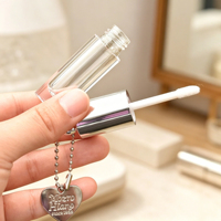 2,5 ml Tapa plateada en forma de corazón Tubo de brillo de labios Embalaje Mini tubo de brillo de labios con encanto Tubo de aceite de labios con orificio para colgar