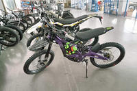 ZH 2026 Nouvelle Édition Noire 72V Ultra Bee EBike Sur Ron Light Bee X 10000W 35AH Sutton Moto Tout-Terrain Électrique