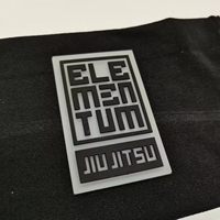 Accessoires d'étiquettes de vêtements Logo de marque personnalisé Patches en caoutchouc 3D surélevés Etiquette gaufrée en PVC Etiquette transparente en silicone pour vêtements