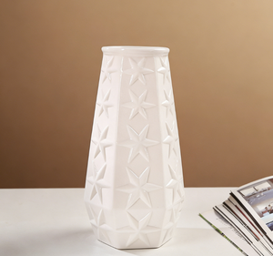 Vase en céramique blanche de style nordique aux lignes épurées pour la décoration de l'entrée, du salon ou de la table - Product Image 5
