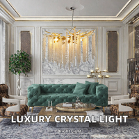 Lustre moderne de luxe en aluminium et cristal avec finition dorée, luminaire suspendu LED pour décoration intérieure haut de gamme