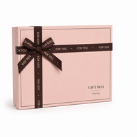 Boîte cadeau rectangulaire rose de luxe avec couvercle et base, ruban brun imprimé, nœud, boîte en carton rigide pour vêtements et bijoux