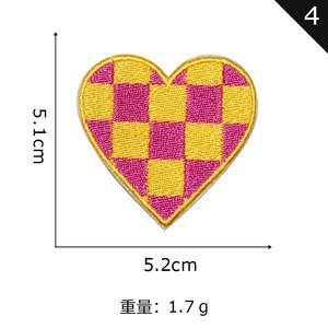 Venta al por mayor sombrero bolsa bordado parches bordados decorativos Transferencia de Calor hierro en Parche de corazón a cuadros para ropa - Product Image 4