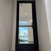 Porte battante à charnière continue à rupture de pont thermique Série 80, porte commerciale euro-américaine, serrure de secours transfrontalière, porte vitrée insonorisée