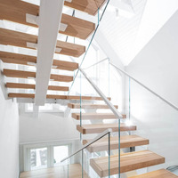 Escalier suspendu moderne pour intérieur, avec marches en bois et garde-corps en verre, escalier flottant à une seule poutre