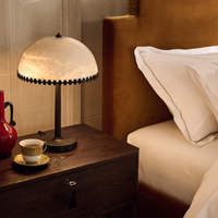 Lampe de table vintage, décoration de chevet d'hôtel de luxe, base en métal bronze, abat-jour en albâtre véritable, bord dentelé, lampe de bureau rétro LED