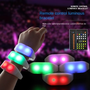 Pulseras LED <span class=keywords><strong>de</strong></span> Silicona con Control Remoto Inalámbrico <span class=keywords><strong>de</strong></span> 15 Colores Luminosos para Conciertos, Venta al por Mayor <span class=keywords><strong>de</strong></span> Fábrica - Product Image 1