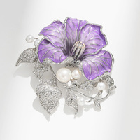 XILIANGFEIZI Nouvelle Broche Fleur Violette en Émail et Perle Naturelle, Design de Luxe Tendance, Bijou Populaire, Cadeau Saint-Valentin