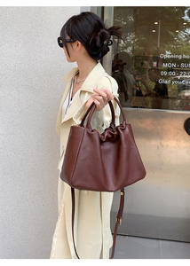 กระเป๋าถือหนังแท้สำหรับผู้หญิง MOQ ต่ำ ความจุเยอะ กระเป๋าสะพายข้าง ดีไซน์หรูหรา ซิปคุณภาพสูง เป็นมิตรกับสิ่งแวดล้อม ดีไซน์จีบแบบคลาวด์ - Product Image 6