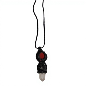 Collar Boho Hecho a Mano con Colgante de Cuarzo Negro y Bisel de Piedra Roja, Ajustable para Uso Diario - Product Image 1