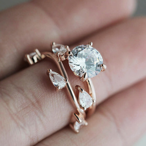 Anello creativo a forma di foglia per donna, design con intarsi scintillanti, gioielli eleganti e alla moda - Product Image 1