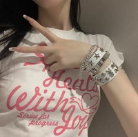 Bracelet populaire personnalisé multicouche en cuir PU pour femme avec bracelet punk gothique à rivets squelette pour homme.