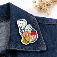 Vente chaude Nouveaux badges médicaux en gros Émail doux coloré Motif fleur Souvenir Cadeau Badge Épinglette en métal personnalisée Stéthoscope