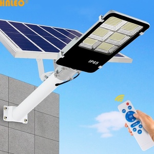 Réverbère solaire à lumen élevé 200W lumière LED étanche avec télécommande court pôle IP65 évalué pour une application routière - Product Image 2