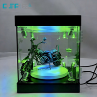 Boîte d'exposition LED pour figurines avec base rotative, fabriquée sur mesure en acrylique par l'usine DSP Vietnam.