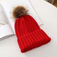 Bonnet en acrylique de luxe avec logo personnalisé, pompon amovible en fausse fourrure épaisse, impression numérique imperméable pour le voyage